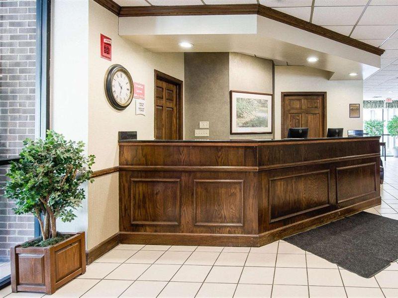 Econo Lodge Inn & Suites Norton Exterior photo
