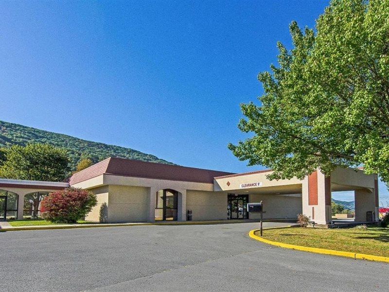 Econo Lodge Inn & Suites Norton Exterior photo