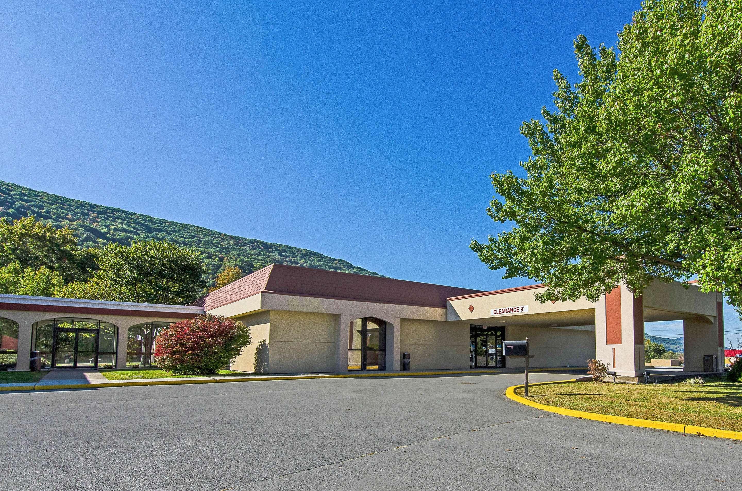 Econo Lodge Inn & Suites Norton Exterior photo