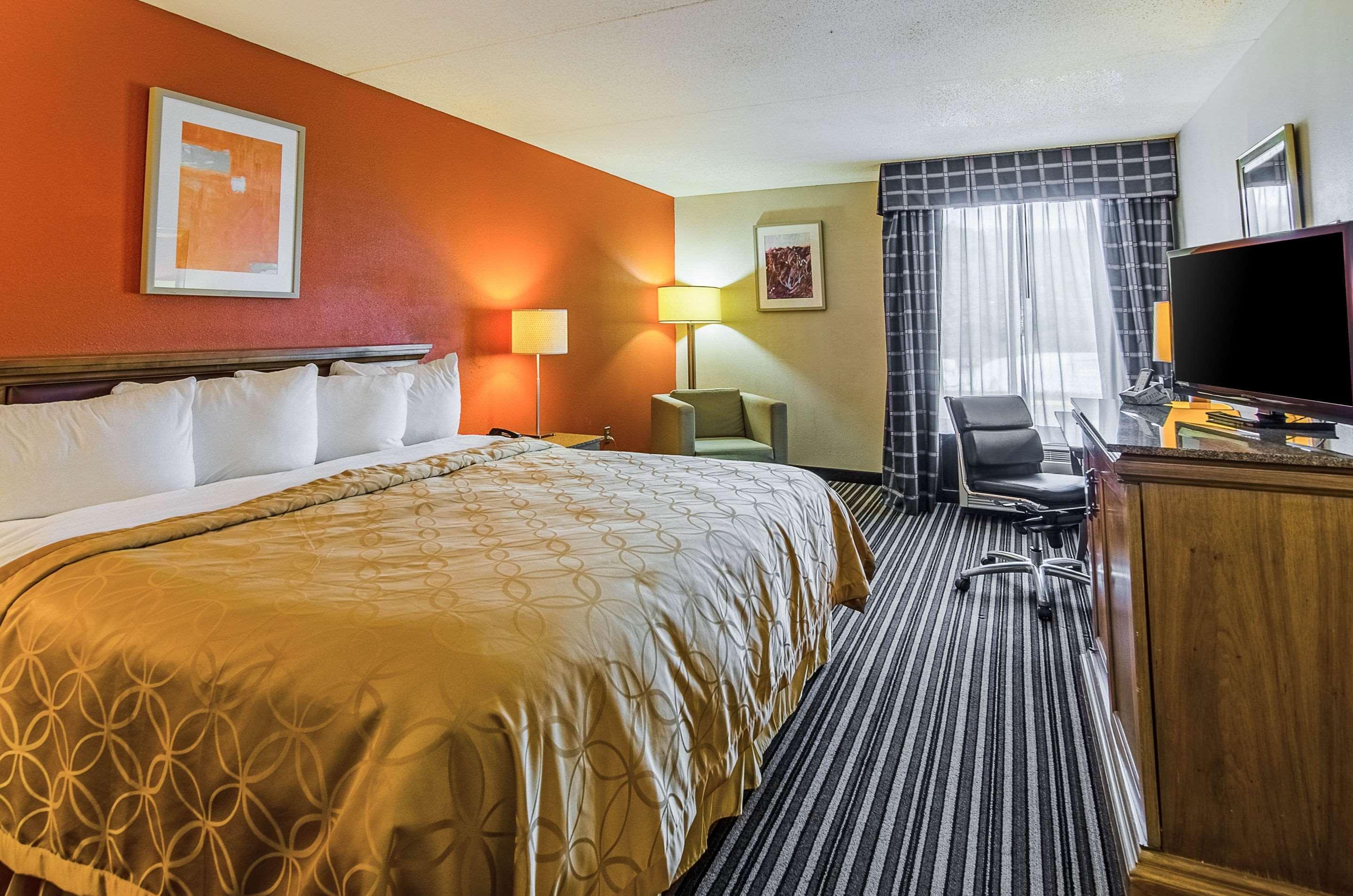 Econo Lodge Inn & Suites Norton Exterior photo