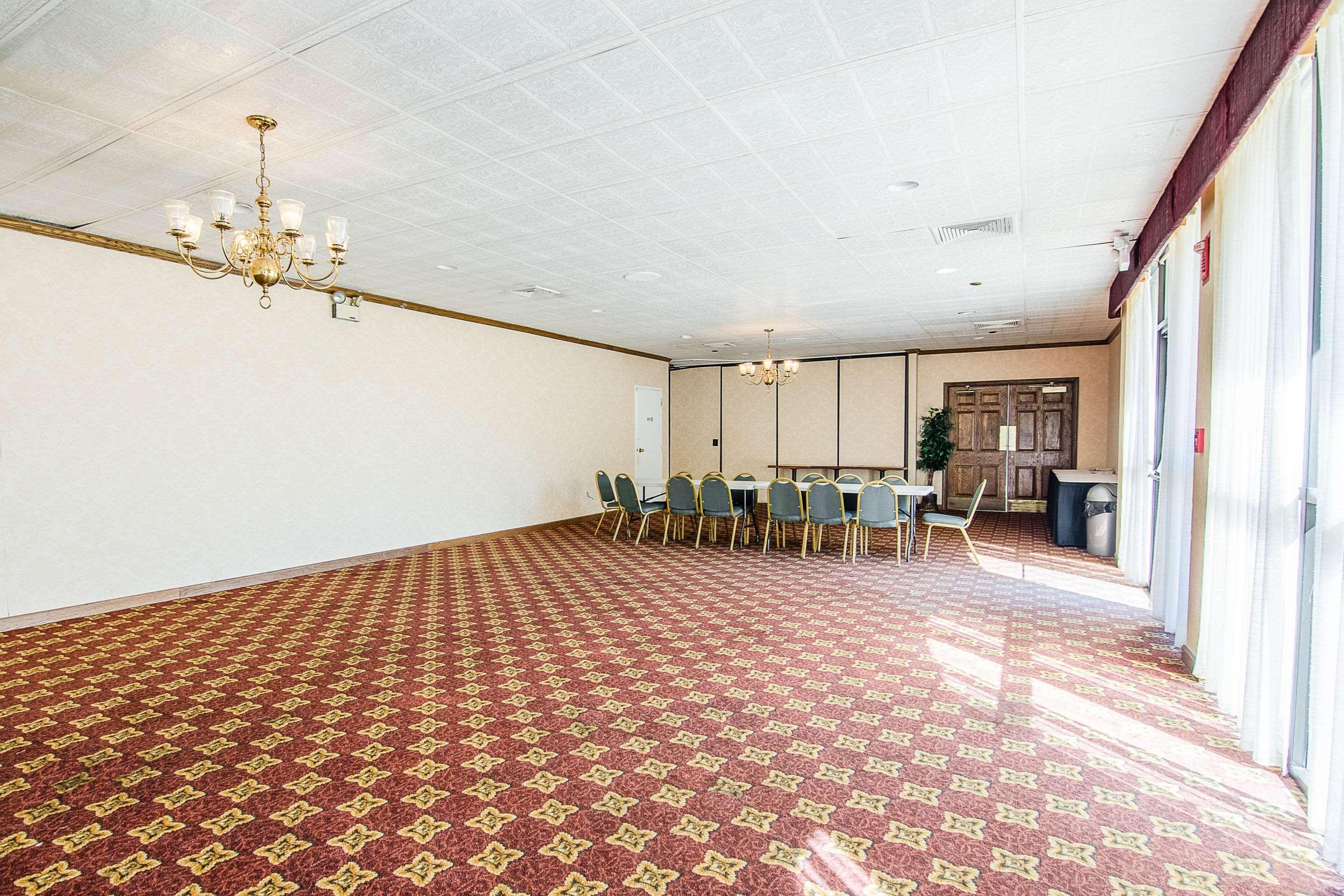 Econo Lodge Inn & Suites Norton Exterior photo