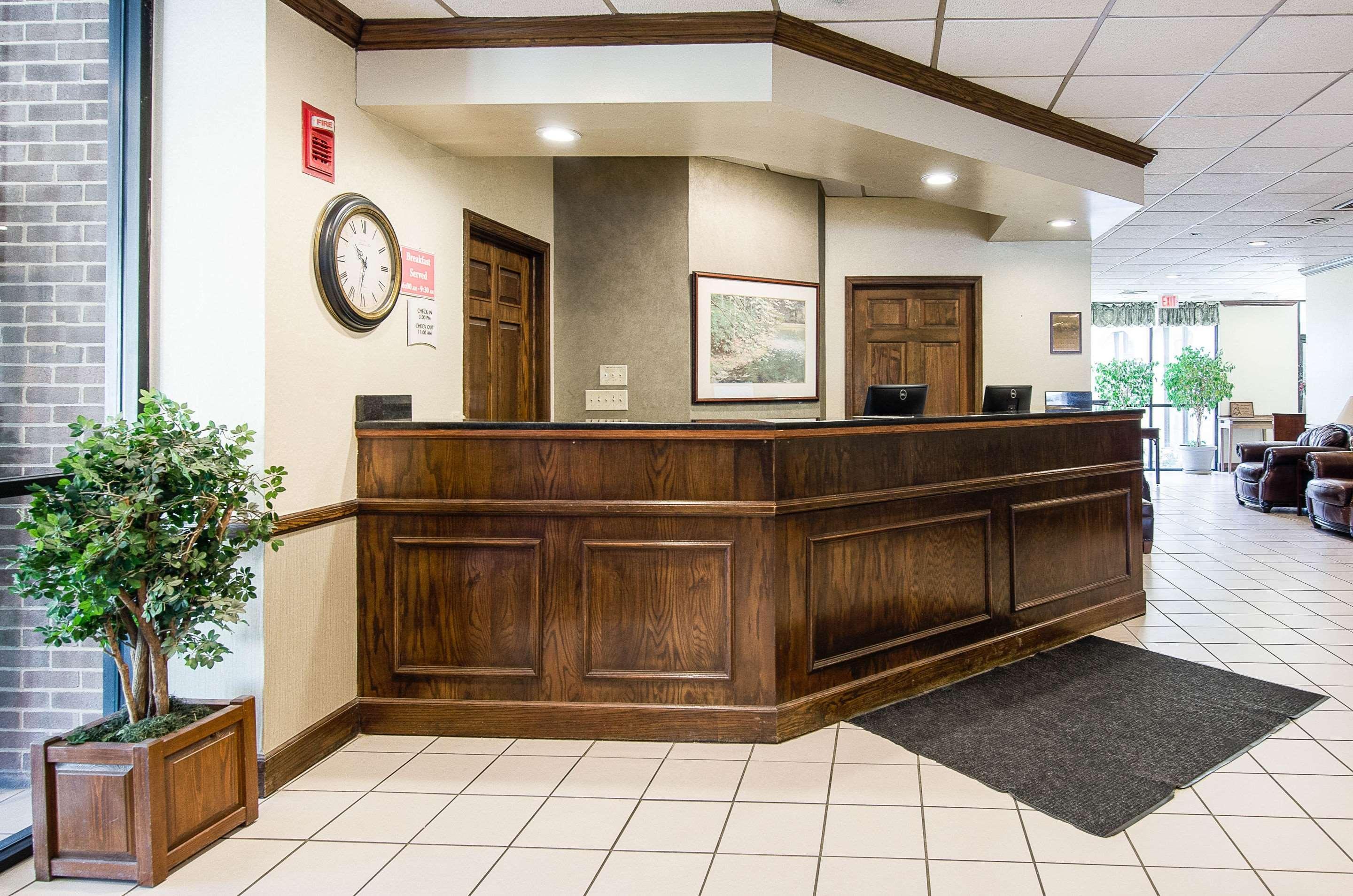 Econo Lodge Inn & Suites Norton Exterior photo