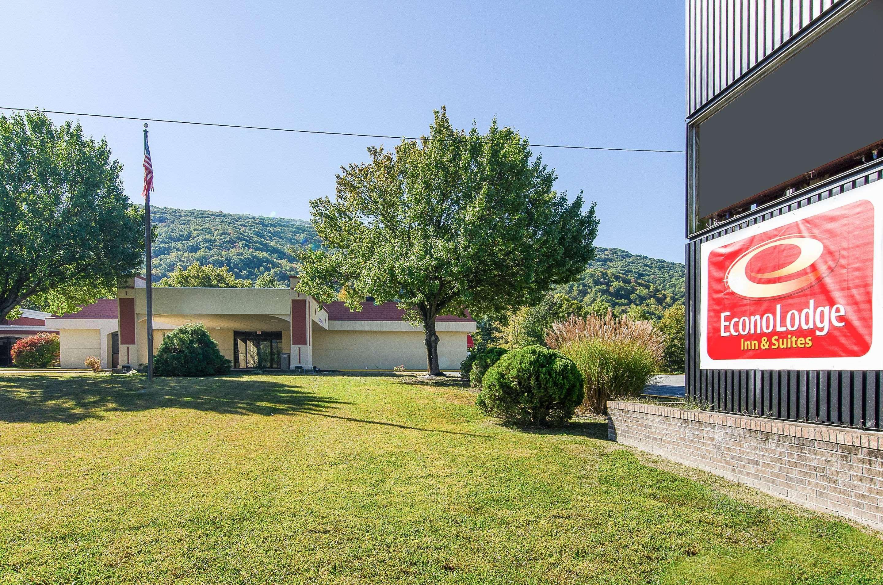 Econo Lodge Inn & Suites Norton Exterior photo