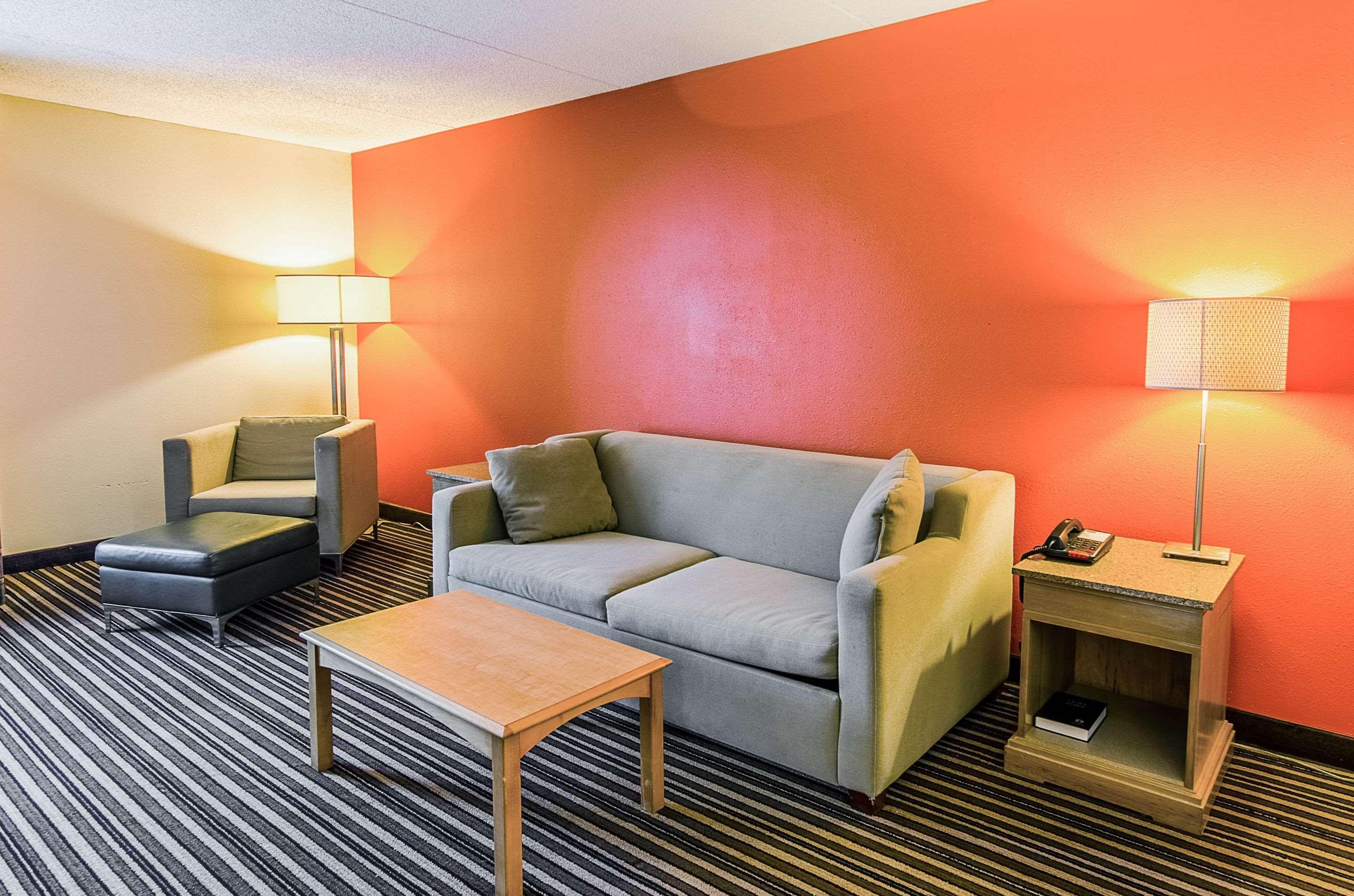 Econo Lodge Inn & Suites Norton Exterior photo