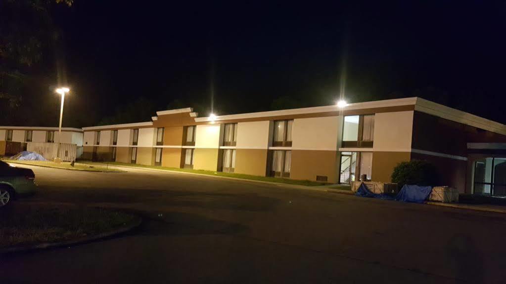 Econo Lodge Inn & Suites Norton Exterior photo