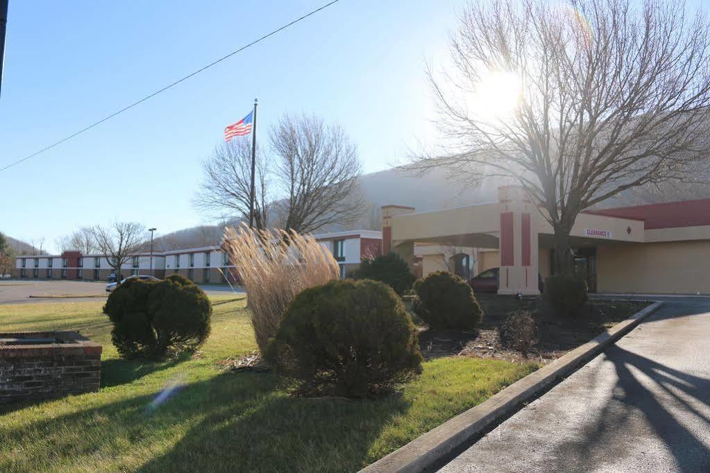 Econo Lodge Inn & Suites Norton Exterior photo
