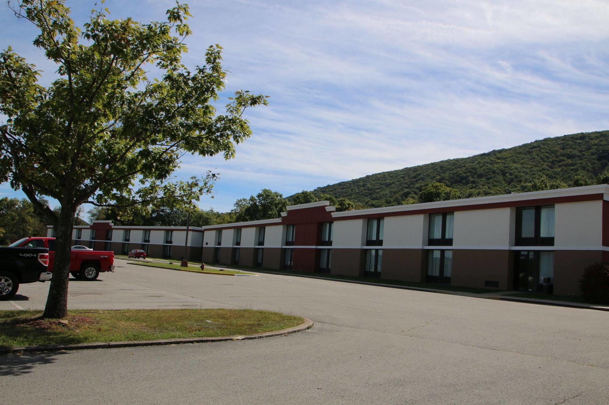 Econo Lodge Inn & Suites Norton Exterior photo